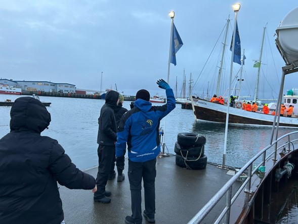 waving Sylvía goodbye